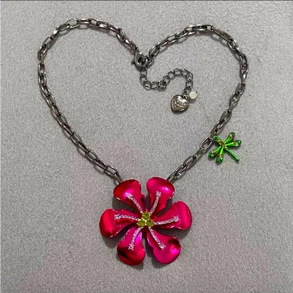 BETSEY JOHNSON Flower Pendant Necklace NWT - Picture 3 of 10